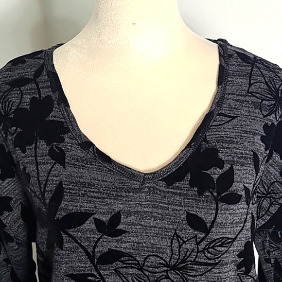 Onque Gray Top with Black Velvet Floral, Size Large - Picture 2 of 8